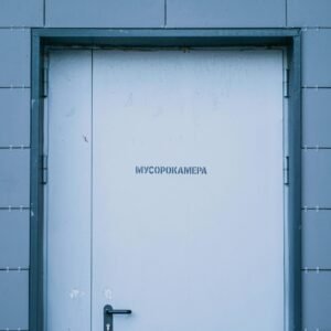 Puerta metálica reforzada – Modelo “SecureLine”